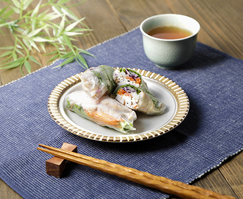 ゆずこしょう香るスモークチキンの生春巻き